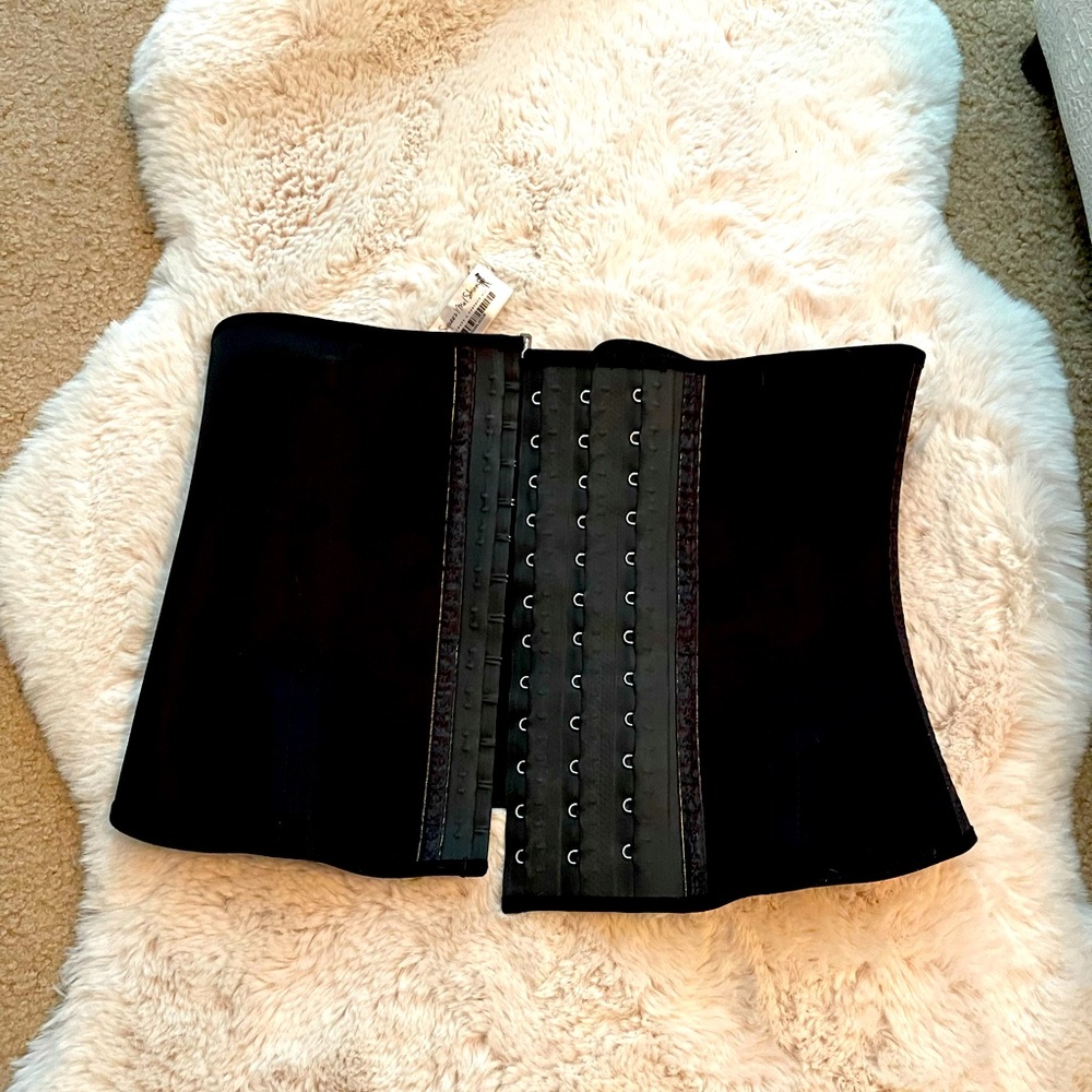 Squeeze me skinny sports waist trainer.